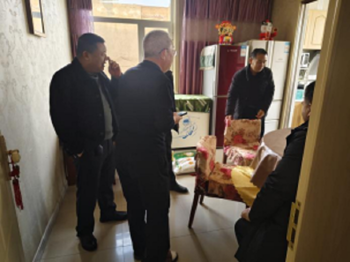图片 慰问老党员.png